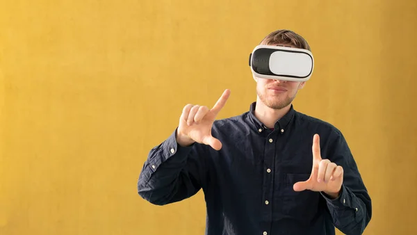 Egy fiatal férfi futurisztikus virtuális valóság szemüveg, vr technológia — Stock Fotó