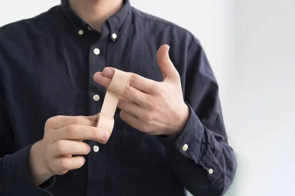Orvosi ragasztószalag alkalmazása a kézre, bőrfájdalom elleni vakolat — Stock Fotó