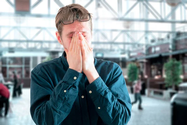 Une personne fatiguée de porter des lunettes, de ressentir une douleur inconfortable, du stress au bureau — Photo