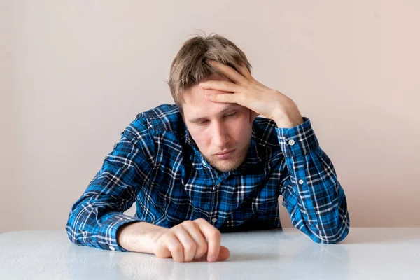 Mladý muž s pocitem smutku, deprese problém zklamání — Stock fotografie