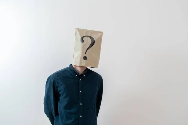Személy egy papírzacskó a fejen kérdőjellel, jel szimbóluma probléma — Stock Fotó