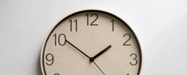 Um simples relógio horas perto, minuto contagem regressiva círculo — Fotografia de Stock