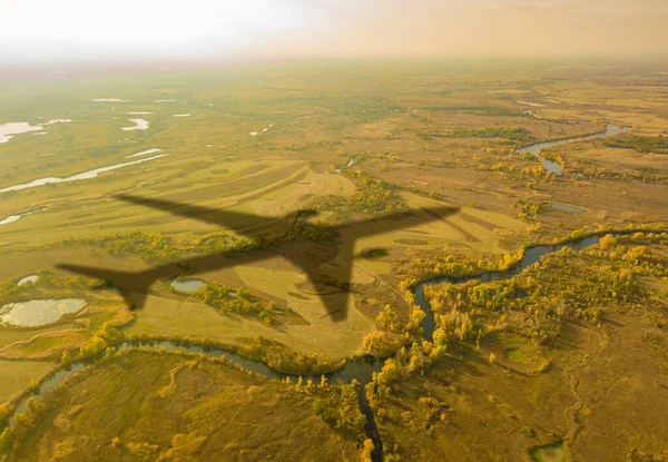 Ein abstrakter Schatten von Flugzeugen, die am Himmel fliegen, Reisekonzept — Stockfoto