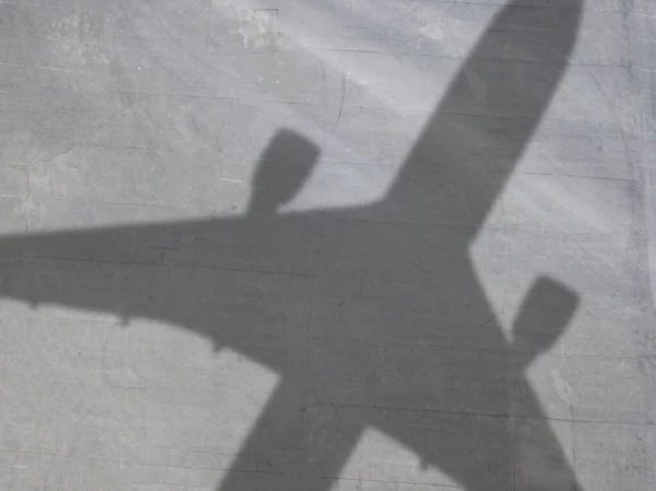 Ein abstrakter Schatten von Flugzeugen, die am Himmel fliegen, Reisekonzept — Stockfoto