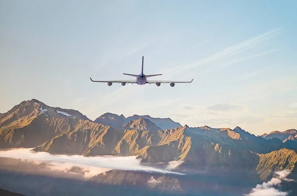 Un aereo passeggeri vola in cielo, viaggio di destinazione — Foto Stock