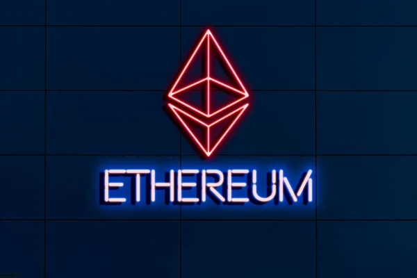 Эфирный текст и логотип неоновый знак на стене, абстрактная концепция криптовалюты — стоковое фото
