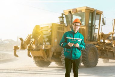 Üniformalı genç bir işçi portresi