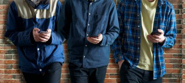 Kalabalık bir kalabalık telefon kullanıyor. modern 5G teknoloji iletişimi