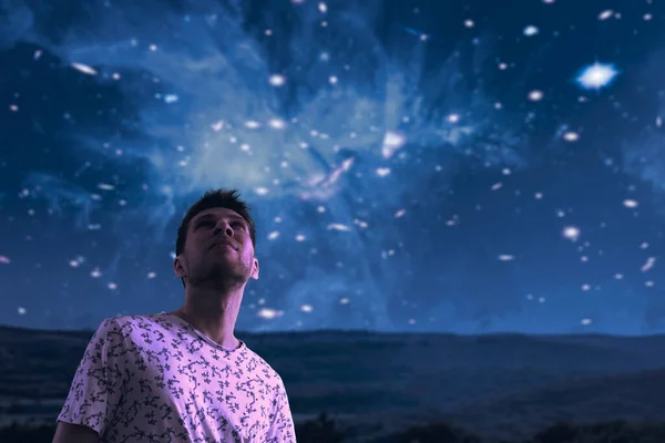 Un hombre mirando el cielo nocturno, mirando hacia arriba, estrellas de la galaxia de la Vía Láctea. elementos de esta imagen amueblada por nasa — Foto de Stock