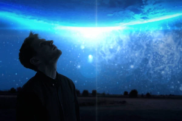 Um homem observando o céu noturno, olhando para cima, estrelas de Via Láctea galáxia. elementos desta imagem fornecidos por nasa — Fotografia de Stock