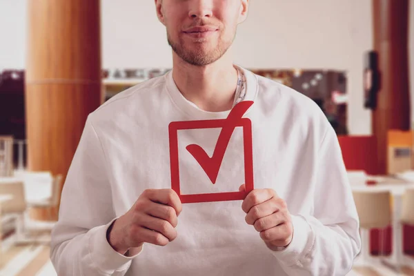 Uma pessoa segurando um ícone de verificação de quadro de votação, conceito de voto e eleição, democracia no governo — Fotografia de Stock