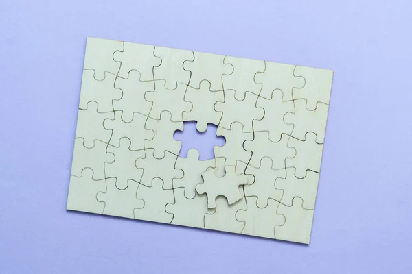 A flat lay of blank puzzle jigsaw, solution and desiciion making concept — Stock Photo, Image