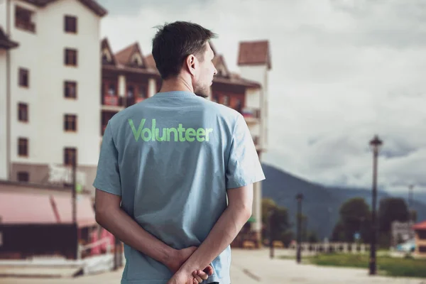 Um jovem ativista voluntário fazendo trabalho fora, altruísmo e conceito de trabalho em equipe — Fotografia de Stock