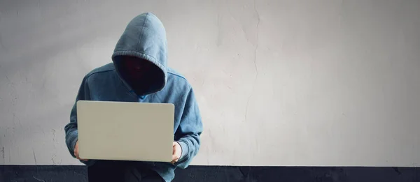 Egy névtelen hacker személy a környéken a számítógép, digitális információ törés — Stock Fotó
