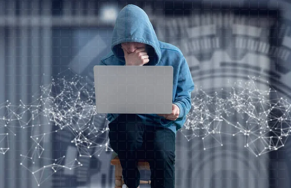 Анонімний хакер в капоті з комп'ютером, порушенням цифрової інформації — стокове фото