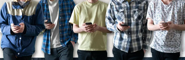 Lidé, kteří drží a používají telefony. moderní 5g technologie komunikace — Stock fotografie