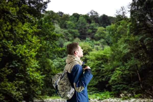 Людина з рюкзаком пішохідний туризм і сходження на вершину мотайну — стокове фото