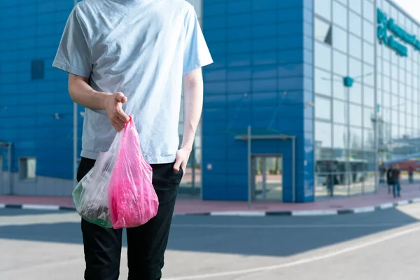 Une personne tenant un sac plastique, concept de recyclage réutilisé — Photo