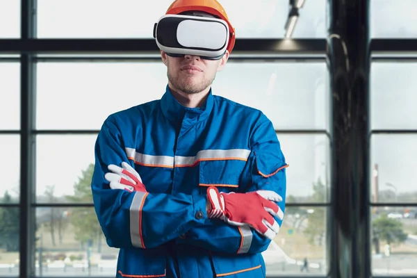 Egy férfi munkás egyenruhában virtuális valóság szemüveggel, új technológiai szemüveggel — Stock Fotó