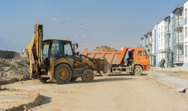 Yeni binalar inşa etmek için kullanılan ağır endüstriyel makineler.