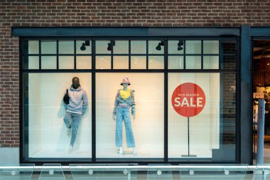 Satış ya da indirimli kıyafet mağazası.