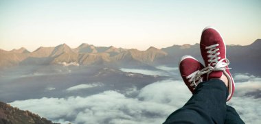 Yukarıdan yukarıdan aşağıya doğru, bacaklar çerçevede ve manzara manzarasını seyrediyor.