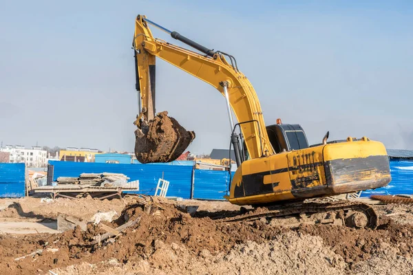 Koparka buldożer kopanie ziemi brud, łopatą jonów na placu budowy — Zdjęcie stockowe