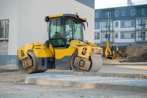 Eine schwere Industriemaschine, die zum Bau neuer Gebäude verwendet wird — Stockfoto