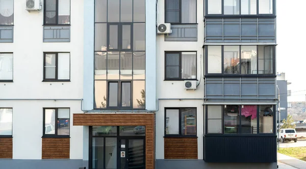 Una moderna fachada de arquitectura inmobiliaria al aire libre — Foto de Stock