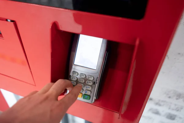 Una mano de las personas introduce la contraseña y presiona los botones para hacer un pago — Foto de Stock