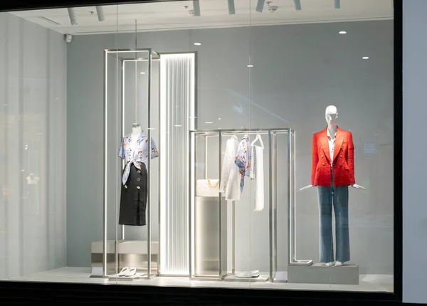 Een vitrine in de winkel met manpailletten met nieuwe kleding — Stockfoto