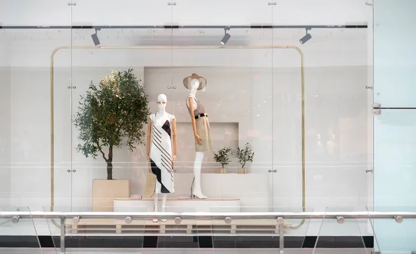 Una caja de cristal de ventana en la tienda con manequines mostrando ropa nueva — Foto de Stock