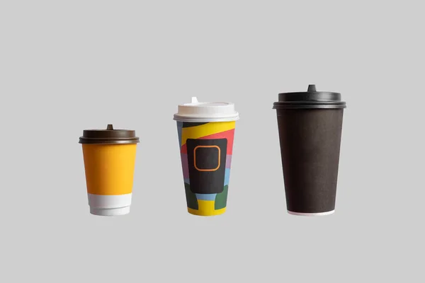 Egy változatos colletcion, egy sor kávé papír csésze különböző méretű elszigetelt — Stock Fotó