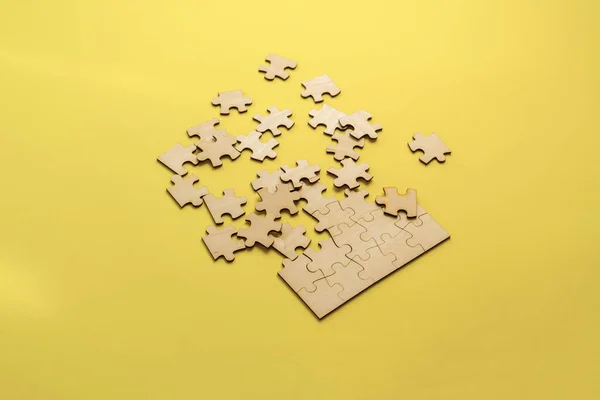 Un montón de piezas de rompecabezas en blanco sobre la mesa, resolviendo el problema de la inmensidad — Foto de Stock