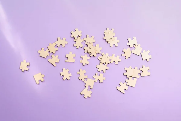 Un montón de piezas de rompecabezas en blanco sobre la mesa, resolviendo el problema de la inmensidad — Foto de Stock