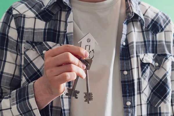 Ludzka ręka trzymająca klucz od domu, symbol zakupu nieruchomości mieszkaniowych — Zdjęcie stockowe