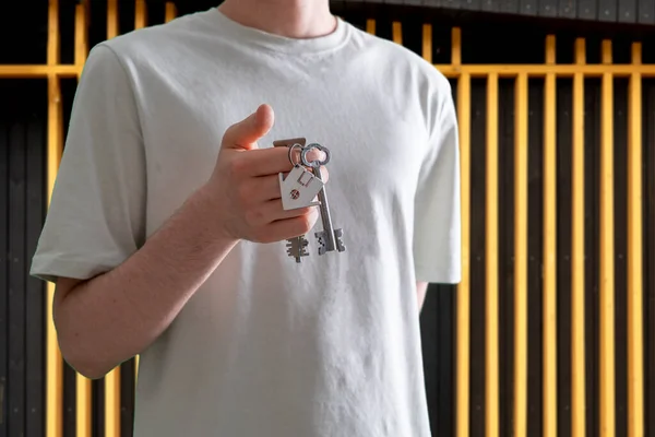 Ludzka ręka trzymająca klucz od domu, symbol zakupu nieruchomości mieszkaniowych — Zdjęcie stockowe
