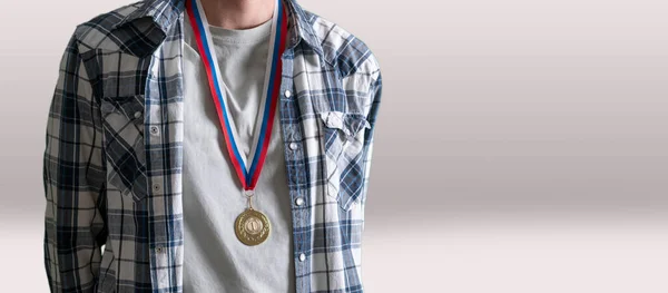 Золота медаль на грудях, людина досягає успіху — стокове фото