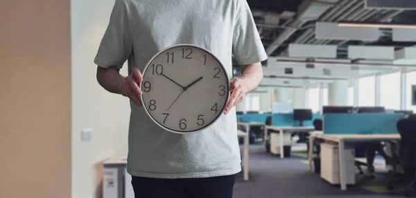 Έννοια διαχείρισης του χρόνου, εργαζόμενος που κατέχει ρολόι — Φωτογραφία Αρχείου