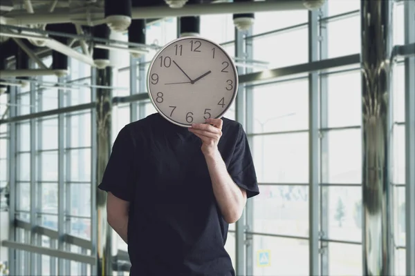 Έννοια διαχείρισης του χρόνου, εργαζόμενος που κατέχει ρολόι — Φωτογραφία Αρχείου