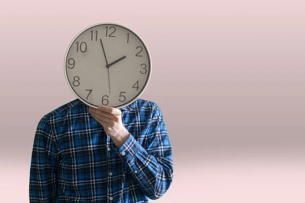 Un concepto de gestión del tiempo, empleado que sostiene un reloj —  Fotos de Stock