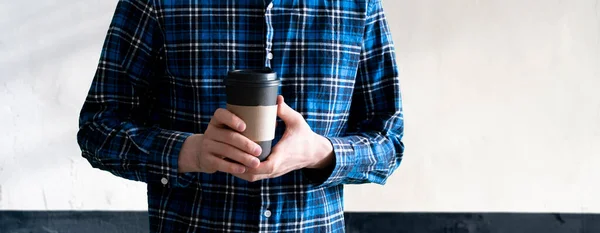 Un paseo por la ciudad con taza de café de papel para llevar, servicio de comida rápida —  Fotos de Stock