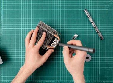 Atölyede çalışan profesyonel bir usta. Masanın üstünde.