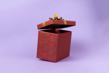 Soyut hediye kutusu tatil için havada süzülüyor.