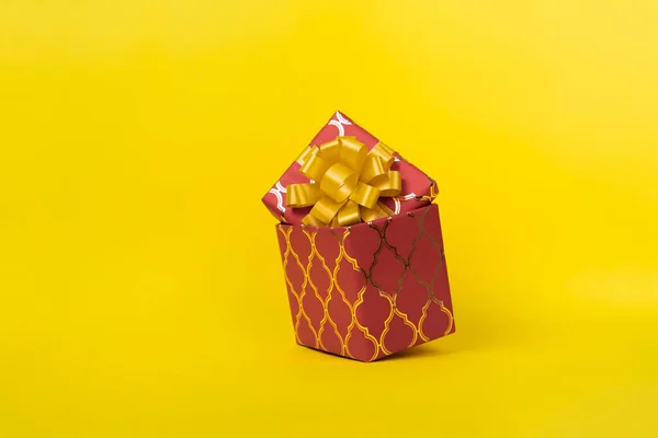 Абстрактный подарок подарочная коробка плавает в воздухе на праздник — стоковое фото