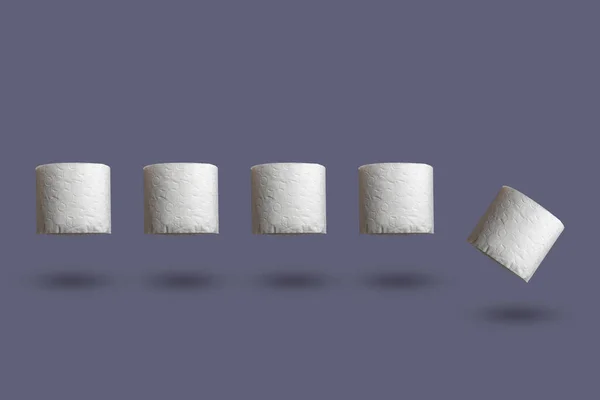 Een creatief idee met toiletpapier op pastel trendy achtergrond — Stockfoto