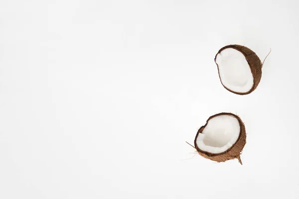 Um design minimalista com espaço de cópia de coco cru alimentos tropicais maduros — Fotografia de Stock