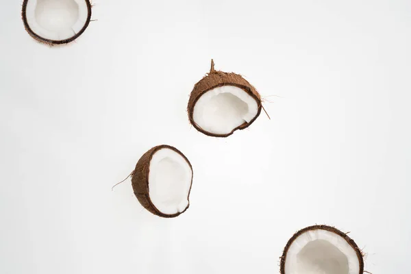 Un simple minimalista crudo agrietado coco nueces crudas vista superior aislada —  Fotos de Stock