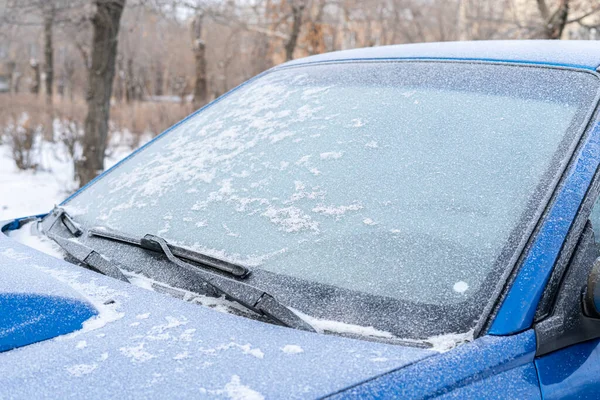 Um vidro de janela de carro sob o gelo congelado, conceito de problemas de inverno frio — Fotografia de Stock