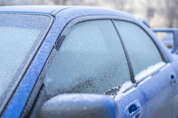 Um vidro de janela de carro sob o gelo congelado, conceito de problemas de inverno frio — Fotografia de Stock